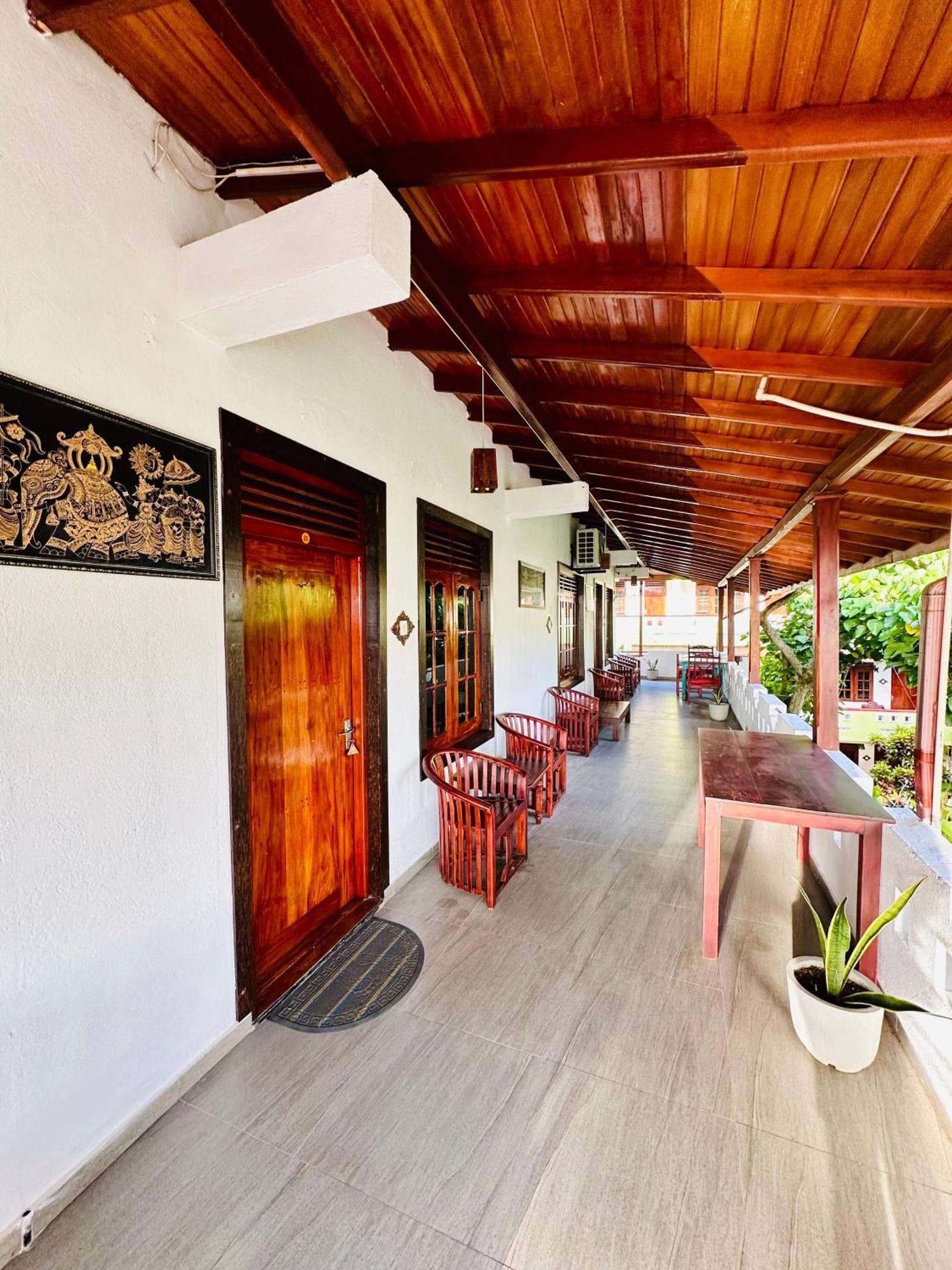 Happy Night Holiday Inn Unawatuna Exterior photo