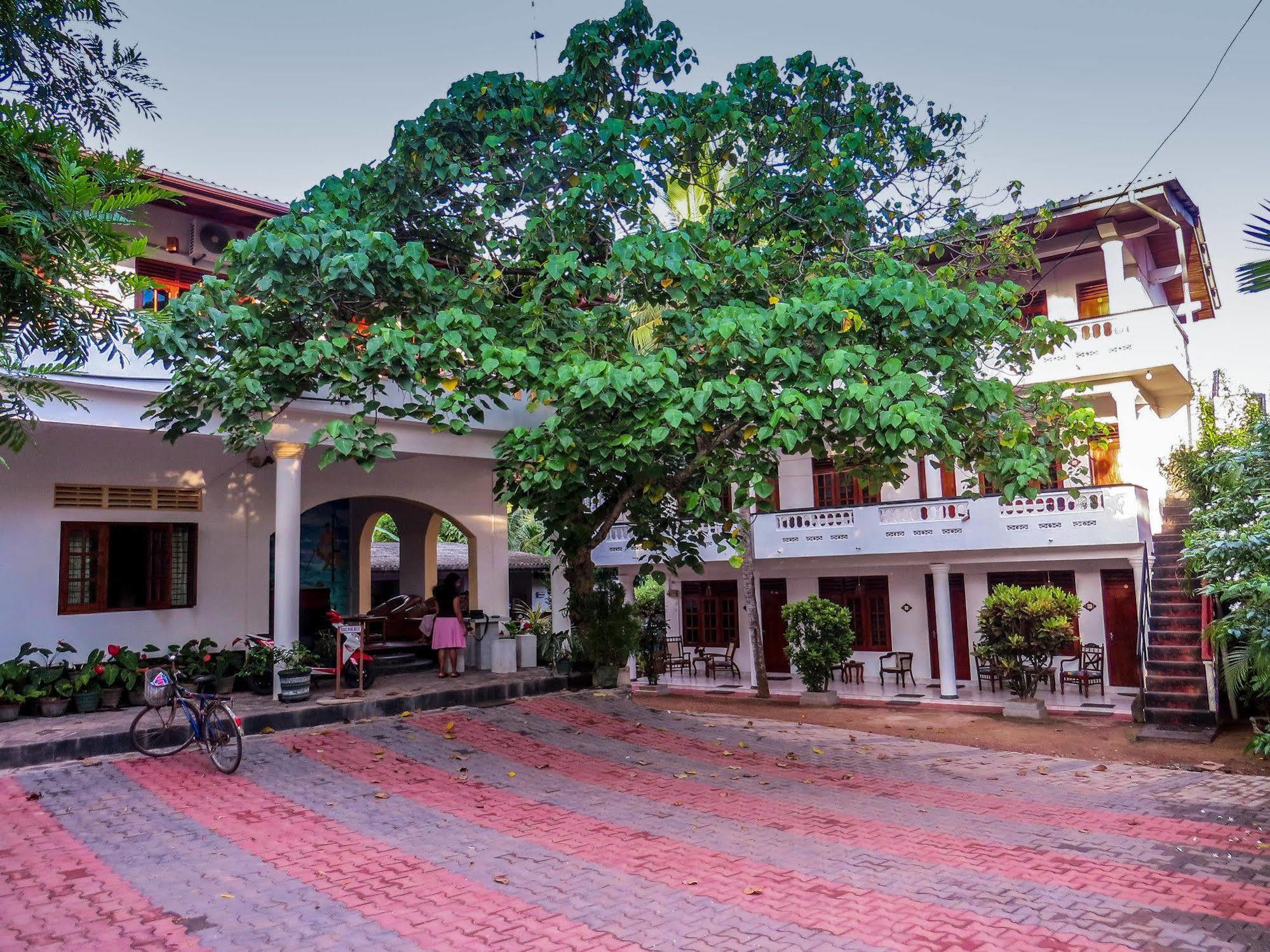 Happy Night Holiday Inn Unawatuna Exterior photo