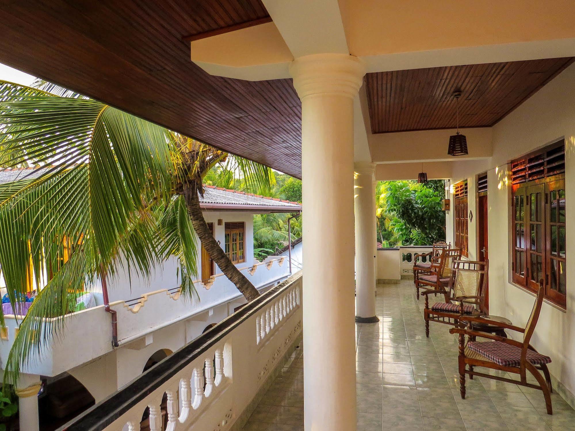 Happy Night Holiday Inn Unawatuna Exterior photo