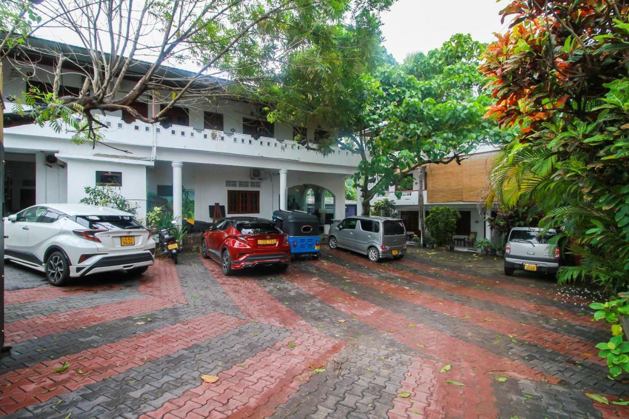 Happy Night Holiday Inn Unawatuna Exterior photo