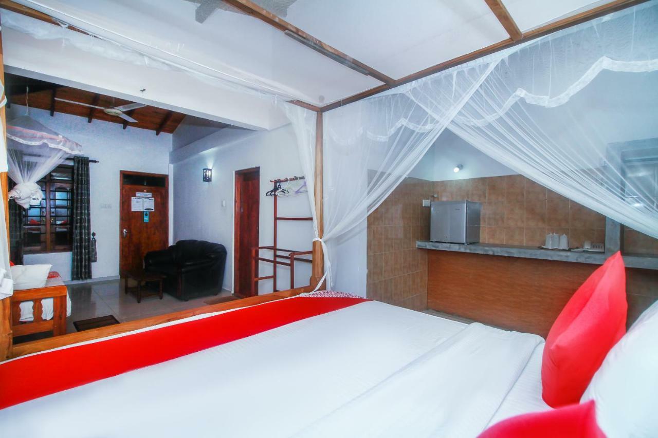 Happy Night Holiday Inn Unawatuna Exterior photo