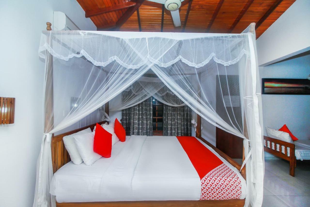 Happy Night Holiday Inn Unawatuna Exterior photo