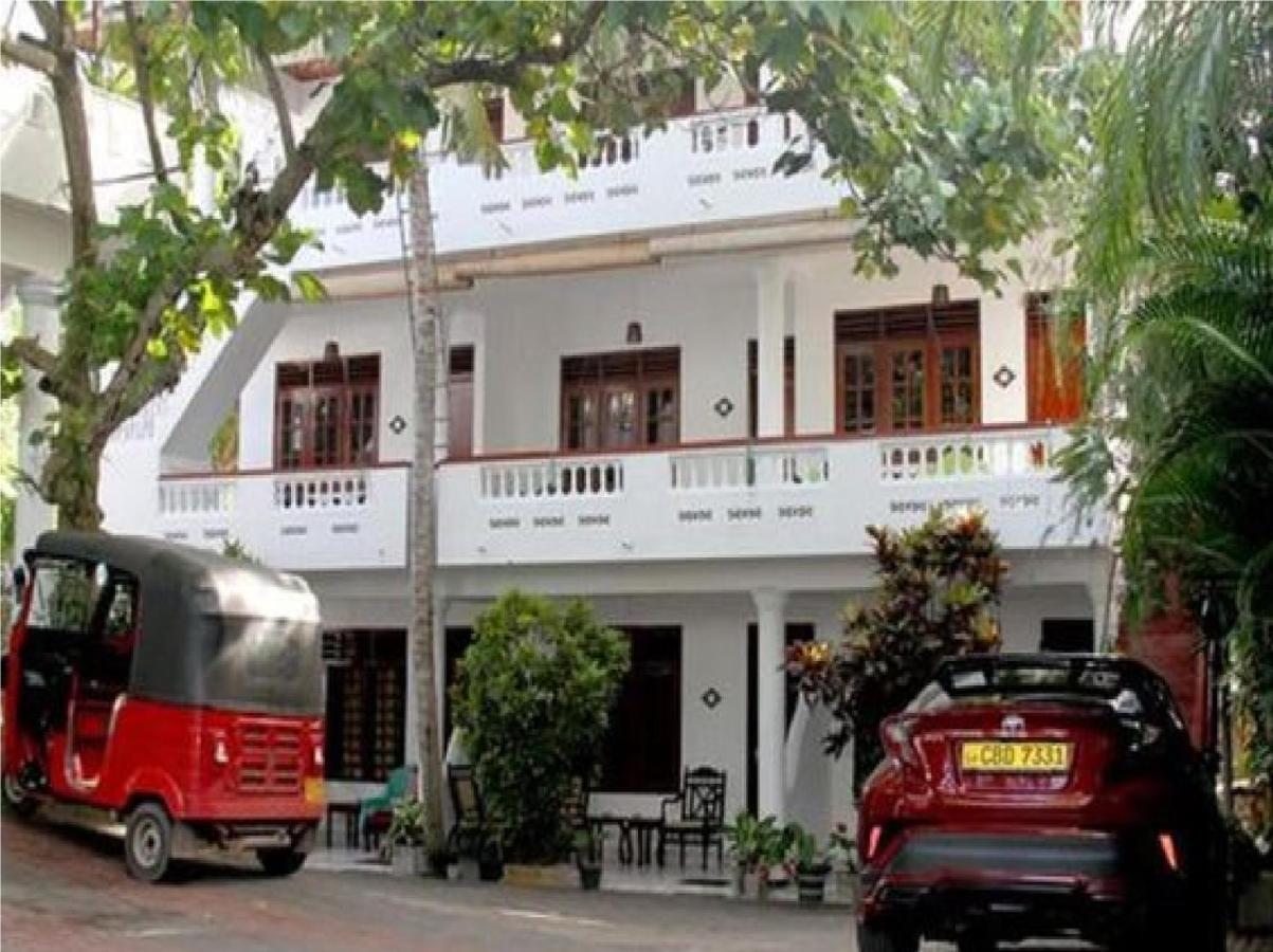 Happy Night Holiday Inn Unawatuna Exterior photo